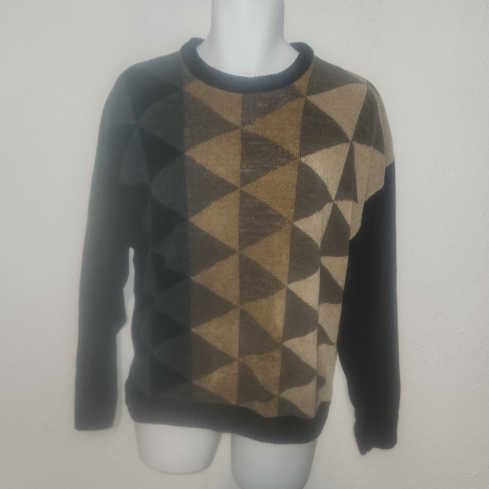 Docker's stylish argyle sweater in size Large